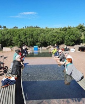 Kotkan kesätapaamisen väkeä Katariinan puistossa ennen tarjoilun alkua...